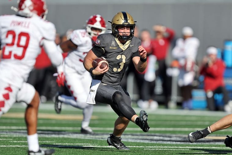 Temple had a tough day chasing around Army quarterback Cale Hellums (3) in what amounted to a 14-13 road loss for the Owls