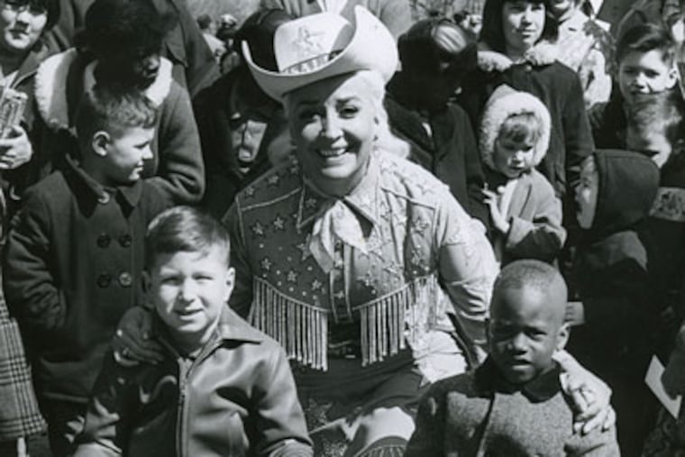 Sally Starr (center) in 1967 with Easter egg hunt winners Steven Goodman (left) and Mozay Wells. (AP)