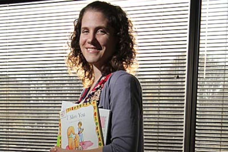 Jennifer Singer, bereavement coordinator at Penn Wissahickon Hospice, counsels children on the death of a parent. (MICHAEL BRYANT / Staff Photographer)