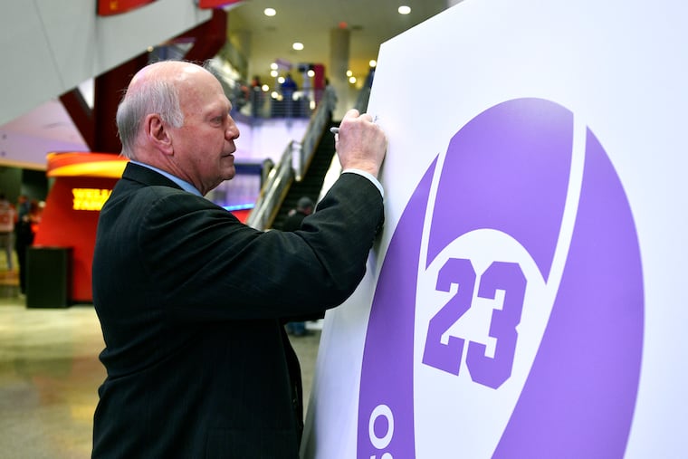 Flyers team ambassador Bob Kelly writes well wishes for Oskar Lindblom before Tuesday night's game against Anaheim.