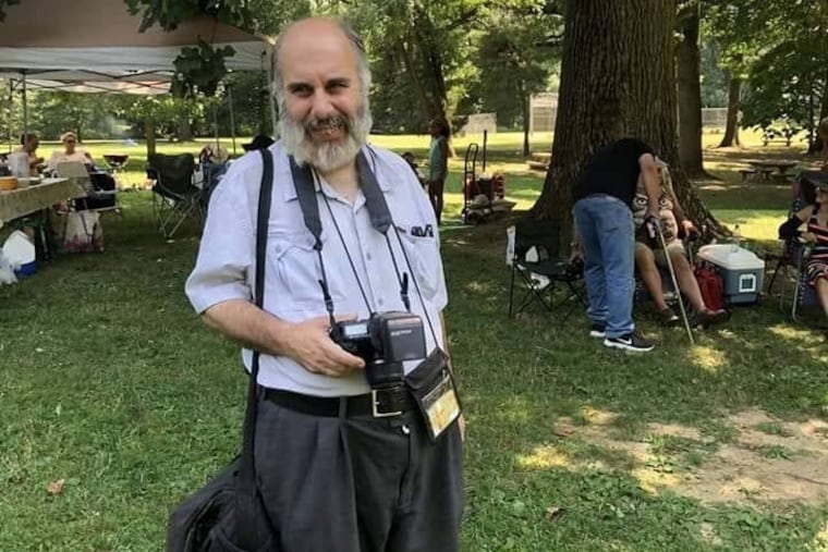 Robert Mendelsohn, a beloved Philadelphia photographer, was found dead inside the rooming house where he lived Friday night.