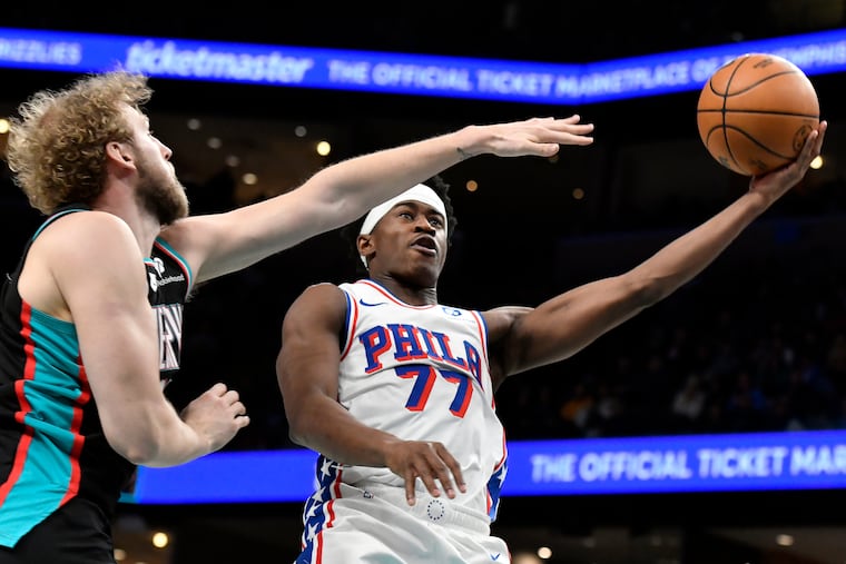 Sixers guard VJ Edgecombe (right) attempts a layup against the Grizzlies on Tuesday night in Memphis.