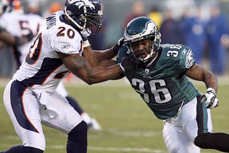 Brian Westbrook was in the game for 23 of the Eagles’ 67 offensive plays and had 11 touches. (Yong Kim/Staff Photographer)