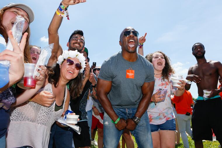 Terry Crews surprises campers with Panera bacon mac n cheese at Firefly on Saturday, June 16.