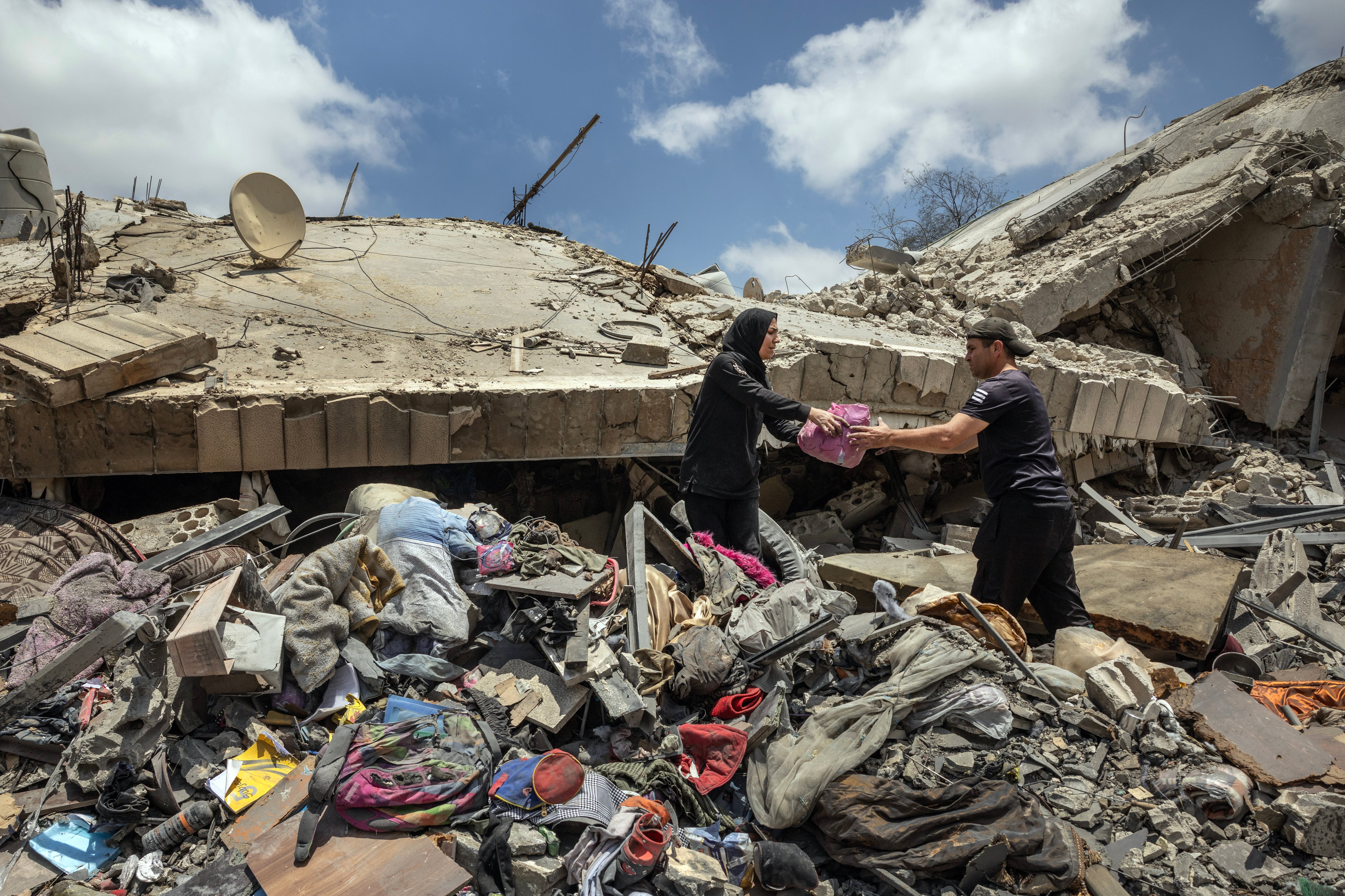 Israel holds to Lebanon truce, with troops kept on defense