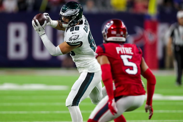 Philadelphia Eagles tight end Dallas Goedert reception for a first down in the second quarter as the Eagles play the Texas at NRG Stadium in Houston, TX, on Thursday, Nov. 3, 2022, in Houston.