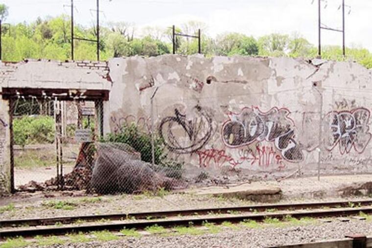 In Manayunk, the remaining graffitied walls of a demolished building are an eyesore. (Juliana Reyes / Staff)