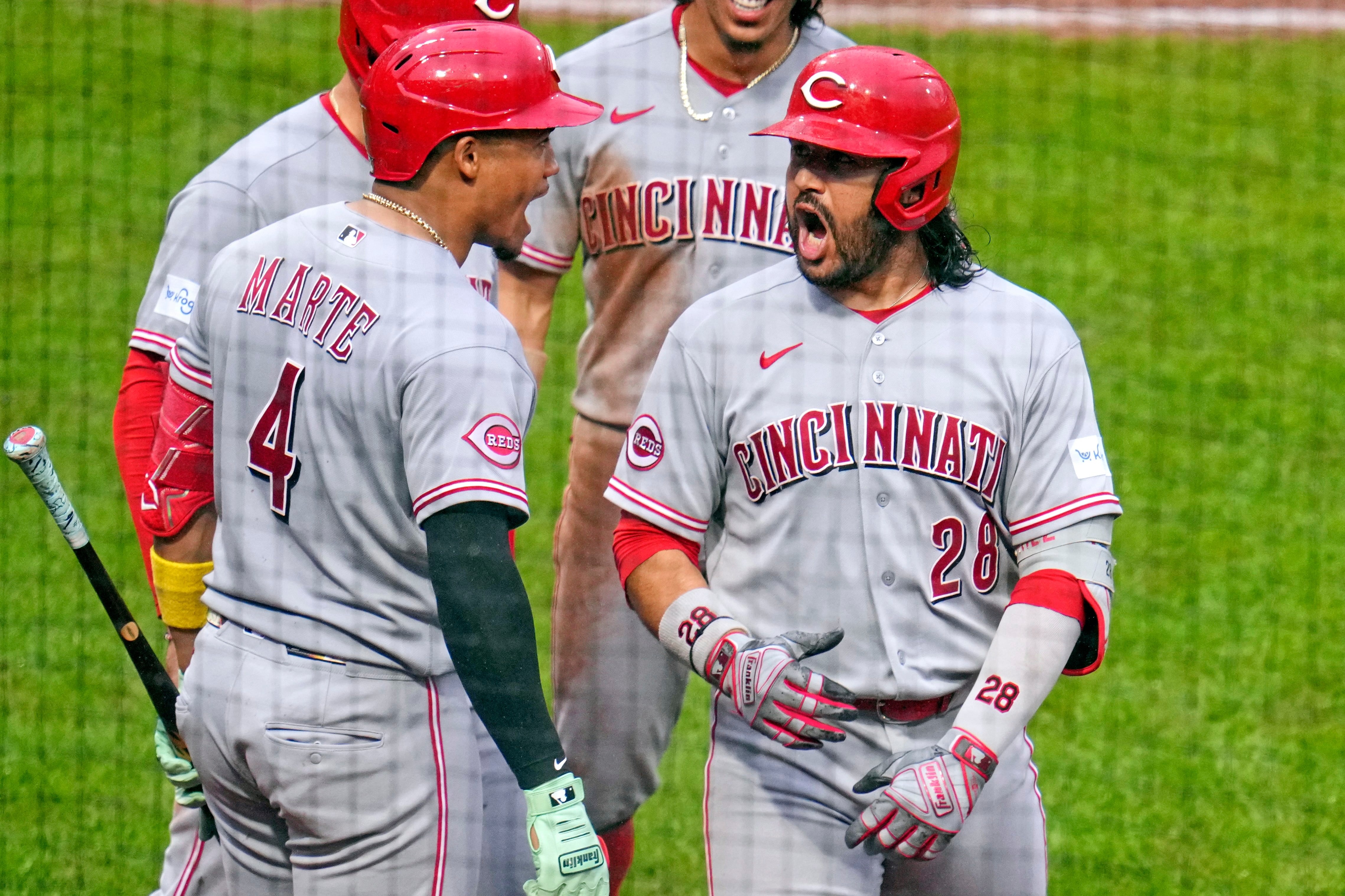 Suárez's ninth-inning three-run shot rallies Reds past Pirates