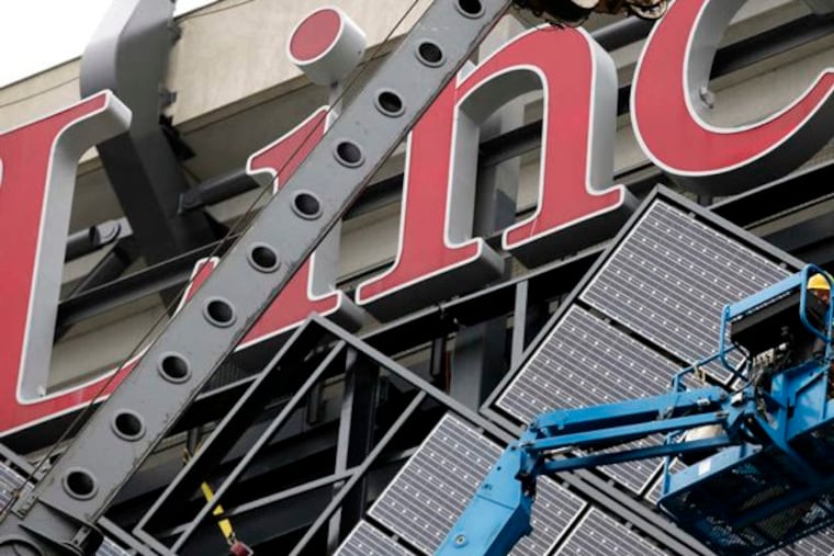 Solar panels go up at Lincoln Financial Field. ( MICHAEL S. WIRTZ / Staff Photographer ).