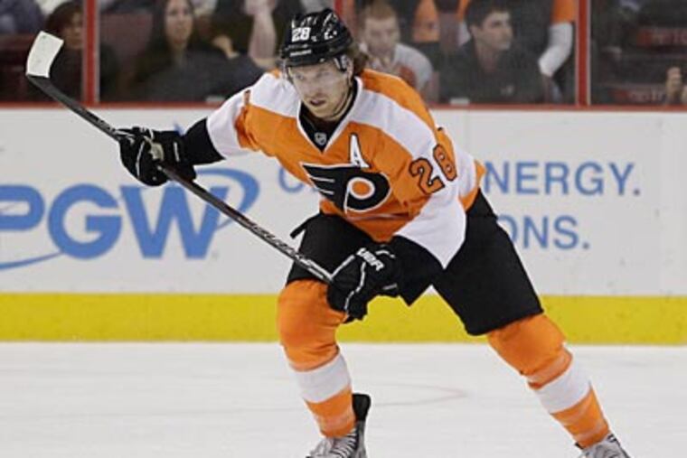 Claude Giroux left Saturday's game after taking a knee to the head from teammate Wayne Simmonds. (Matt Slocum/AP)