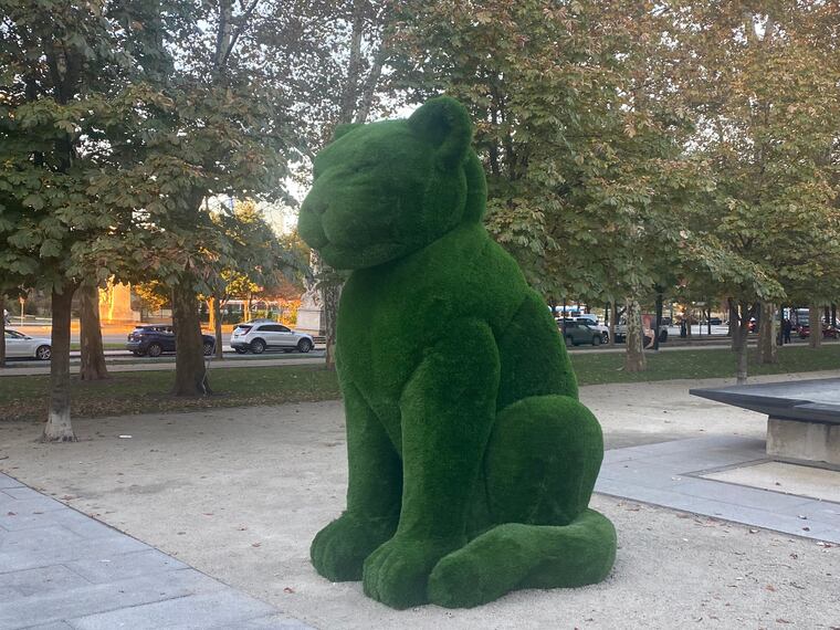 Lion statue outside the Barnes Foundation.