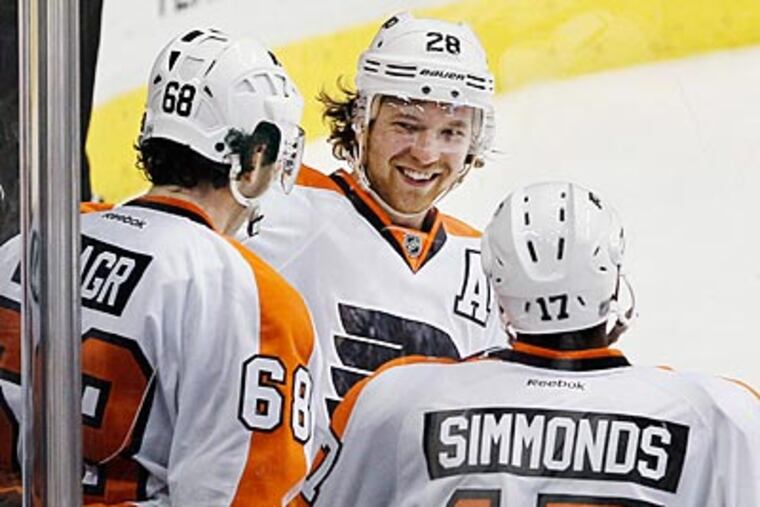 Claude Giroux had a goal and three assists in the Flyers' 4-1 win over the Stars. (Brandon Wade/AP)