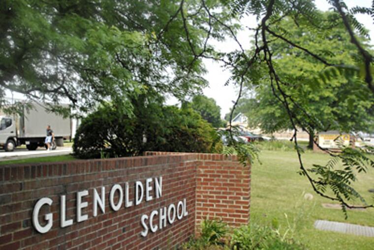 Glenolden School, at McDade Boulevard and Knowles Avenue, where a vexed mother assaulted two employees, police said. (Alyssa Cwanger/ Staff Photographer)