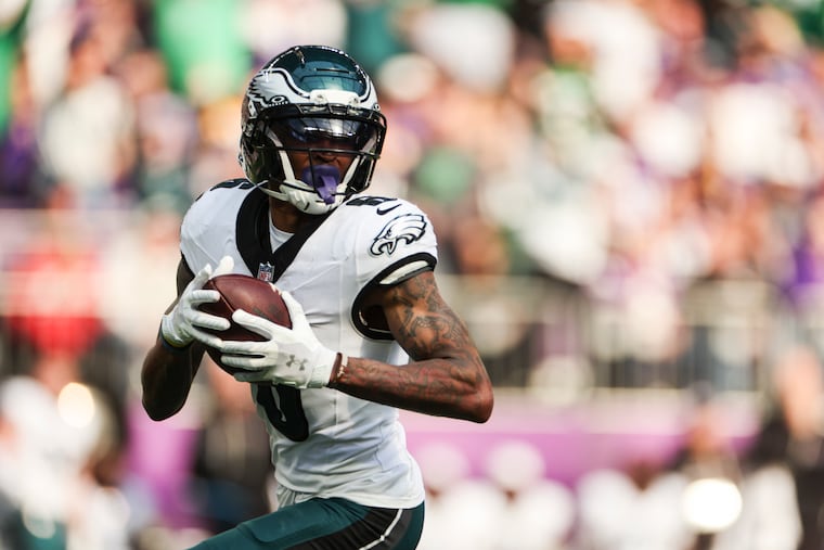 Eagles wide receiver DeVonta Smith hauls in a 79-yard touchdown pass from Jalen Hurts during the third quarter against the Vikings.