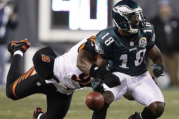 Carlos Dunlap (left) knocks the ball out of the hands of Jeremy Maclin (right) during the first quarter. (David Maialetti/Staff Photographer)