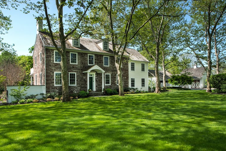 In addition to upgrading and modernizing the interior of the four-bedroom home, the construction also involved an addition that included a new gourmet kitchen on the ground floor and a master suite on the second floor.