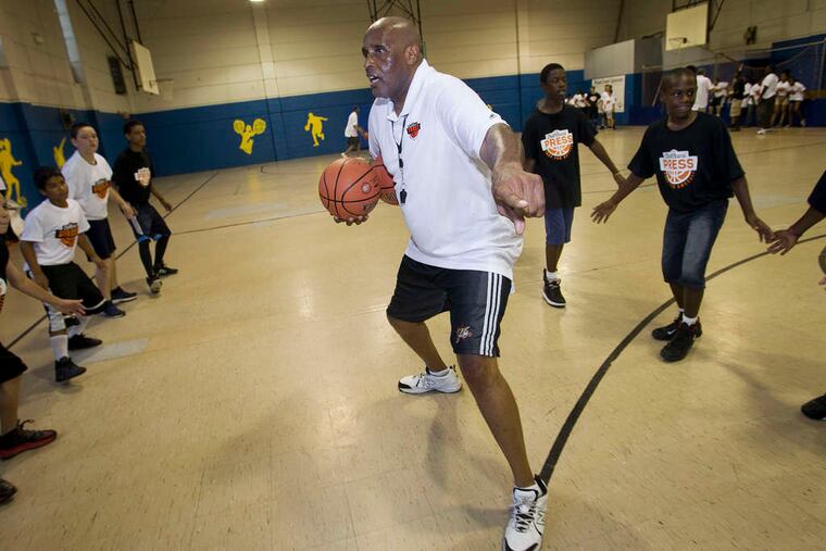 Philadelphia's Ollie Johnson , who played with Portland, works with youngsters during his Full Court Press: Prep for Success clinic. ALEJANDRO A. ALVAREZ / Staff