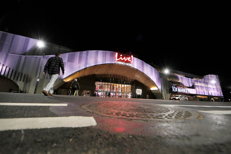 Because the new Live Casino sits on a tight urban site, visitors can enter the building directly from 10th Street. The Cordish Co., which owns the casino, has created outdoor dining at the 10th Street Market (right) in the hope of attracting people leaving Citizens Bank Park, which is next door.