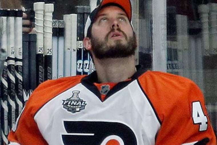 The Flyers re-signed goaltender Michael Leighton to a 1-year deal worth $900,000 on Sunday. (Yong Kim/Staff file photo)