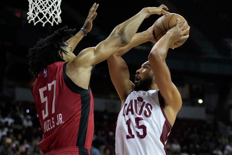 Jermaine Samuels (left) of the Rockets guarding the Cavaliers' Isaiah Mobley during the NBA summer league championship on July 17 in Las Vegas.