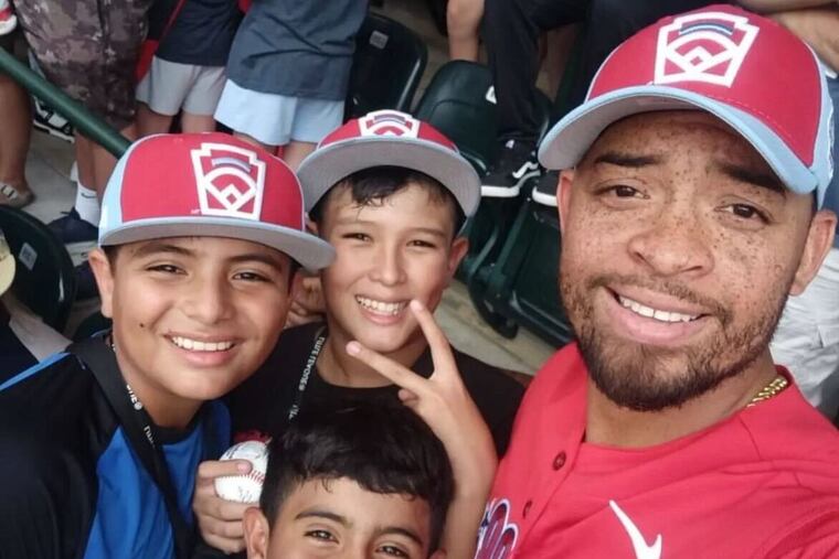 Edmundo Sosa with players from the Panama Little League World Series team.