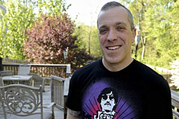 Carl Thomas, a tattooed father of two and crusader against pornography, in his “Jesus Loves Porn Stars” T-shirt. RON TARVER / Staff Photographer