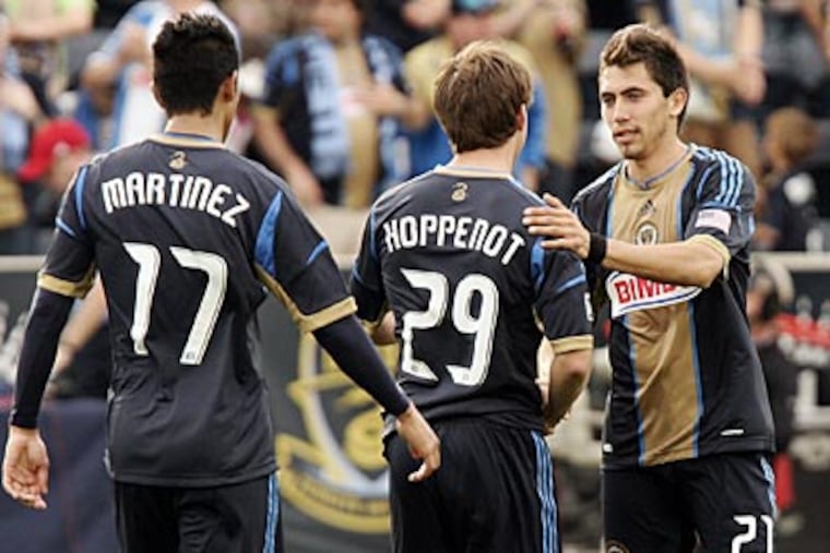 "He's a spark plug," John Hackworth said about Antoine Hoppenot (center). "He's dangerous." (AP file photo)