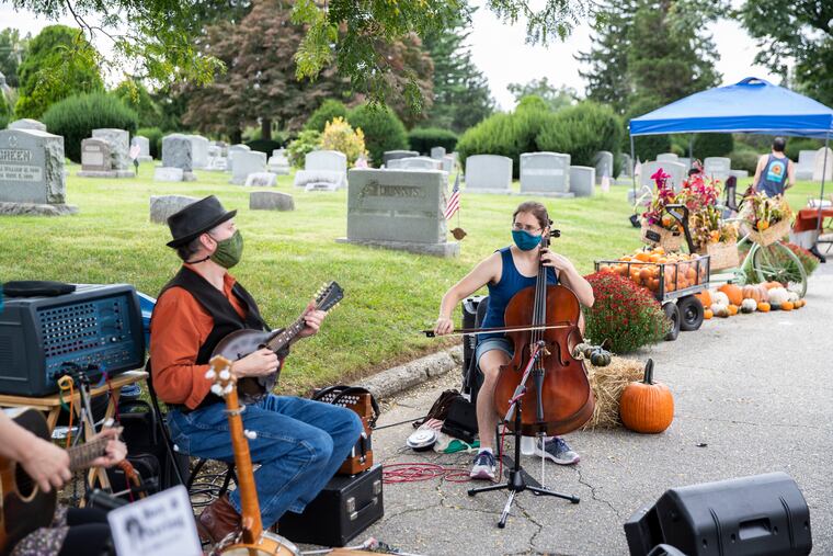 (left to right) Sarah Gowan, Bill Quern, and Laura Alexander, the Box and String Trio, perform at the GreenHorn Gardens pop-up market in Arlington Cemetery in Drexel Hill, Pa. on September 27. In addition to live music, the pop-up market featured a variety of local vendors, Pennsylvania-grown produce, and pumpkins.