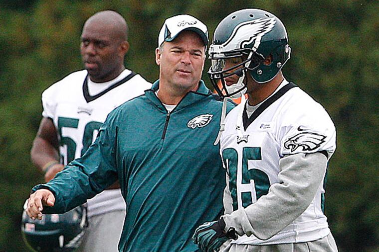 Eagles defensive coordinator Bill Davis and linebacker Mychal Kendricks. (David Maialetti/Staff Photographer)
