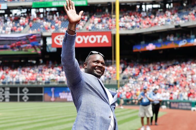 Ryan Howard waves to the crowd during his retirement ceremony ahead of Sunday's Phillies-Nationals game.