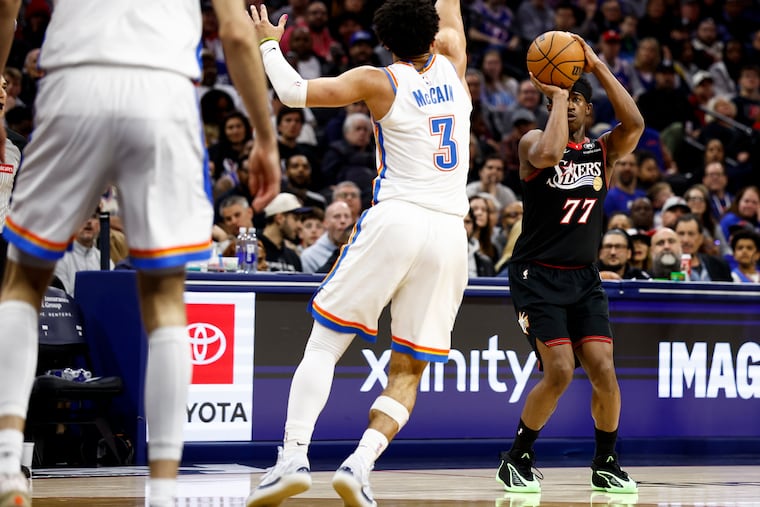 Jared McCain (center) contested a shot by VJ Edgecombe during the Thunder's win over the Sixers.