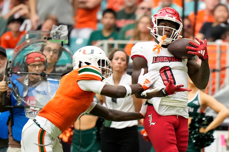 Louisville wide receiver Chris Bell (0) will reportedly visit the Eagles.
