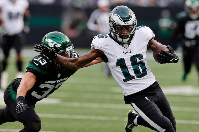 Eagles wide receiver Quez Watkins (right) recently came off the team's COVID-19 protocol list.