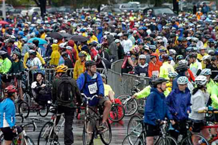 Bicyclists gather near the Art Museum for the annual Bike Philly ride. They had their choice of seven-, 20-, or 35-mile loops. (Ron Tarver/Staff)