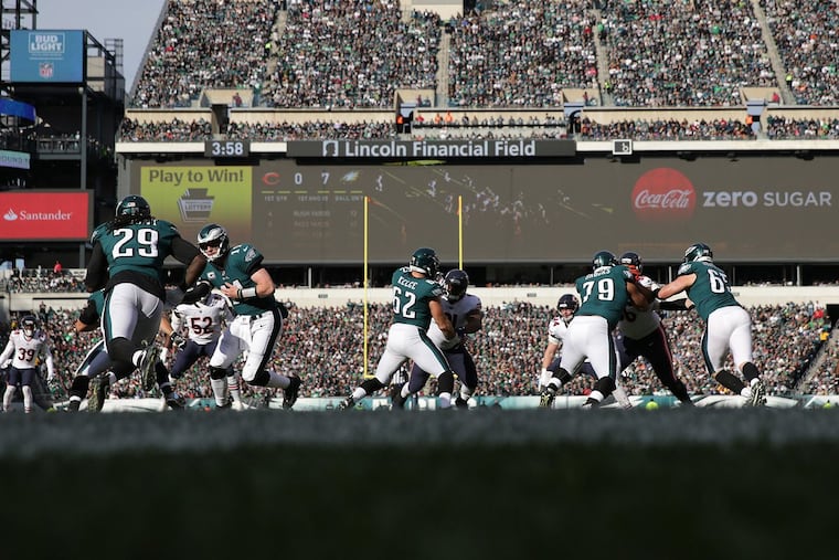 Eagles Carson Wentz hands the ball off to LeGarrette Blount during at 1st quarter run. Philadelphia Eagles win 31-3 over the Chicago Bears.