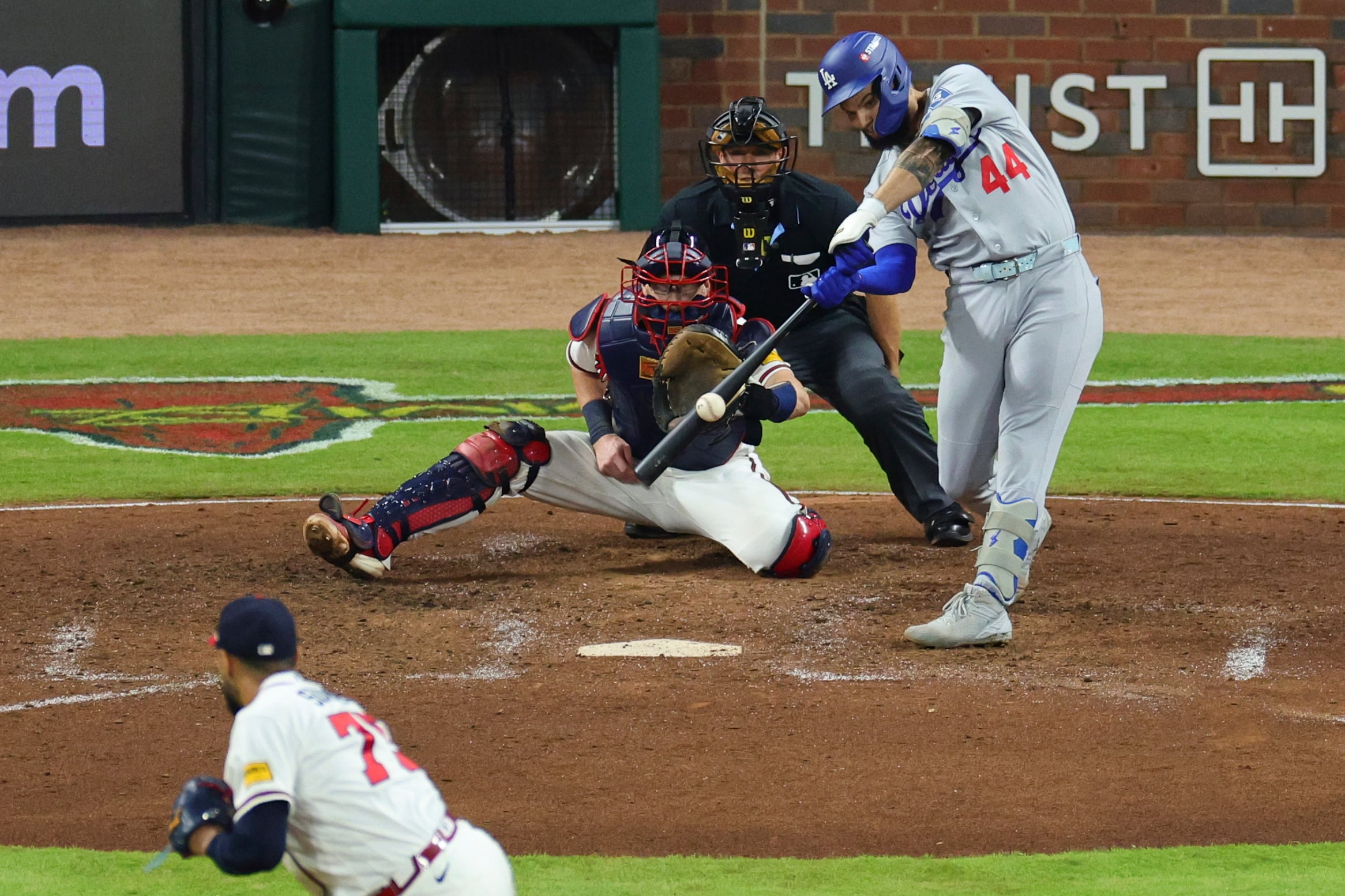 Pages delivers go-ahead single in 7th as Dodgers beat Braves 4-1 to clinch NL Division Series