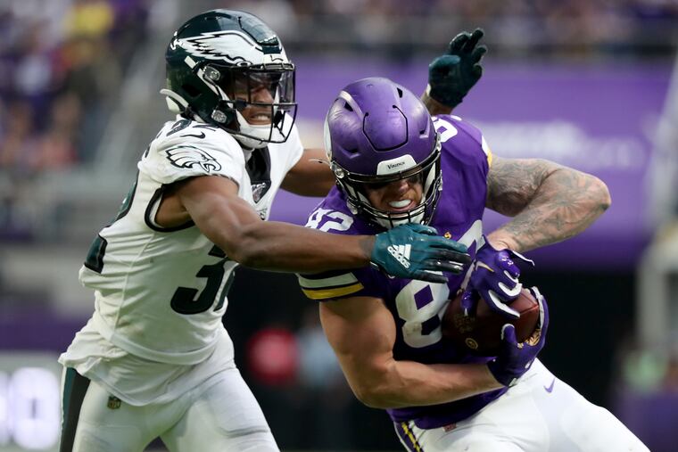 Eagles cornerback Rasul Douglas tries to tackle Minnesota Vikings tight end Kyle Rudolph.
