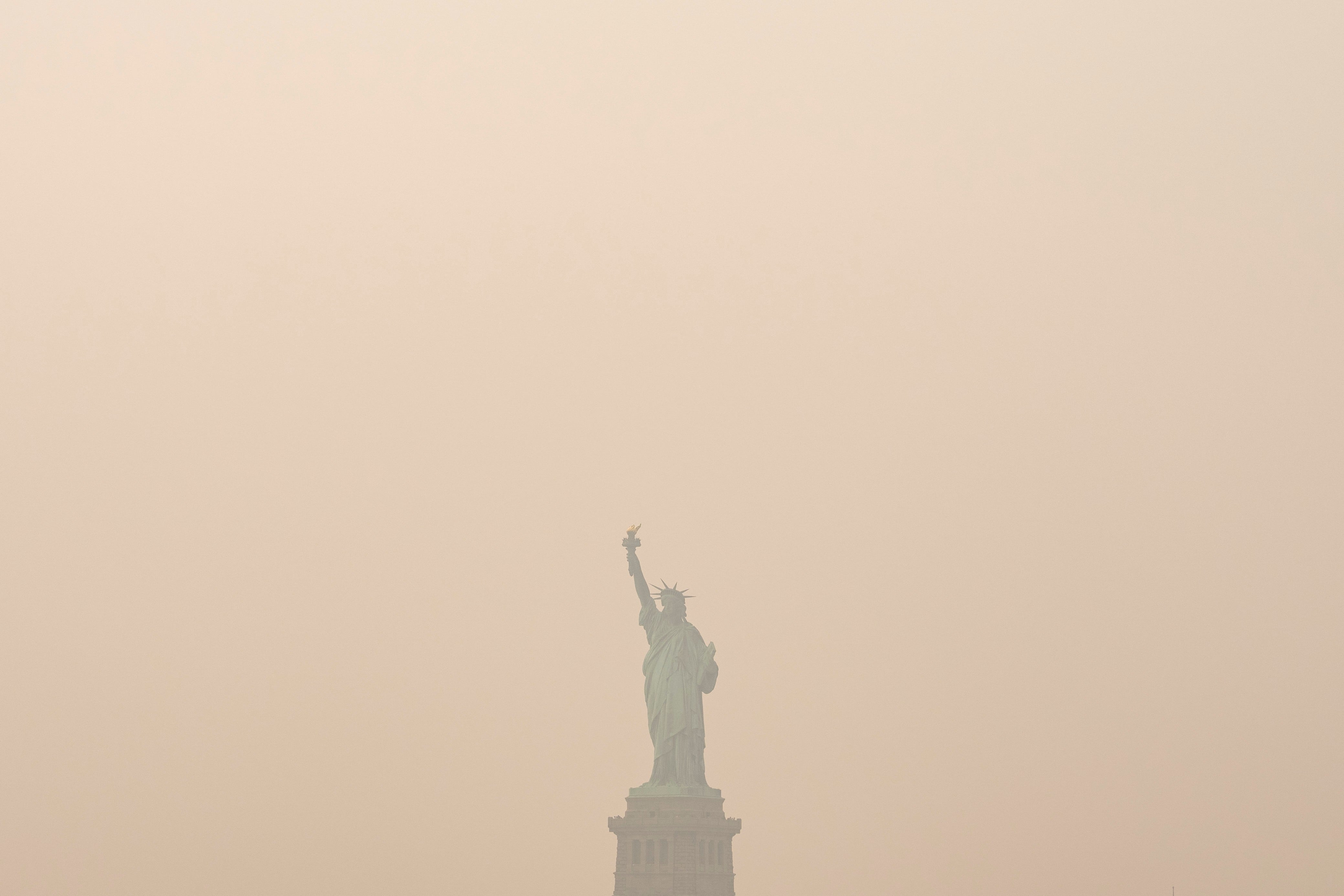 Heavy smoke from wildfires is darkening skies from the US Midwest to the East Coast, in photos