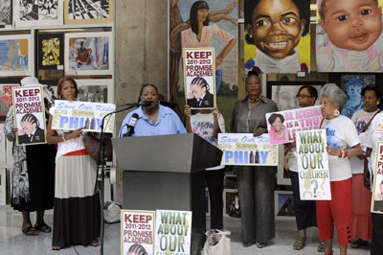 Pamela Williams of Family Networking for Peace exhorted a small gathering of supporters of Superintendent Arlene Ackerman during a rally at the school district headquarters last week. (Clem Murray / Staff Photographer)