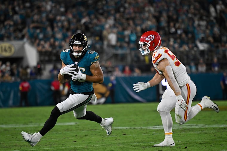 Tight end Johnny Mundt (left) spent last season with the Jaguars and also spent time in Los Angeles and Minnesota before that.