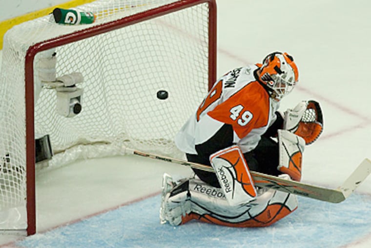 Blackhawks' Dave Bolland scores on Leighton in the first period. (Ed Hille /
Staff Photographer)