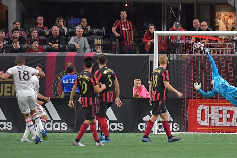 Atlanta United goalkeeper Brad Guzan (1) wasn't is not able to stop the game-winning goal by Toronto FC's Nick DeLeon (far left).