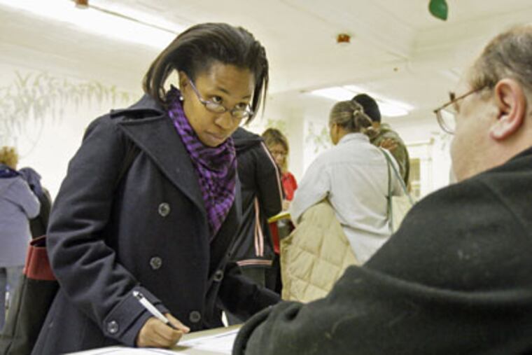 Teikeita Hopkins of Phila. talks with Gary Zangrilli of CareerLink during the Philadelphia Unemployment Project's "Surviving the Recession" workshop at the Arch Street Methodist Church, on Friday. (Elizabeth Robertson / Staff Photographer)