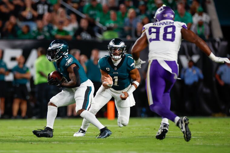 Eagles quarterback Jalen Hurts hands off the ball to running back D'Andre Swift at Lincoln Financial Field.