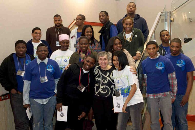 Itka Zygmuntowicz , 85, a native of Poland who endured Auschwitz, is joined by Phila. students in a pilot program of the Shoah Foundation Institute that uses recorded testimony of survivors.