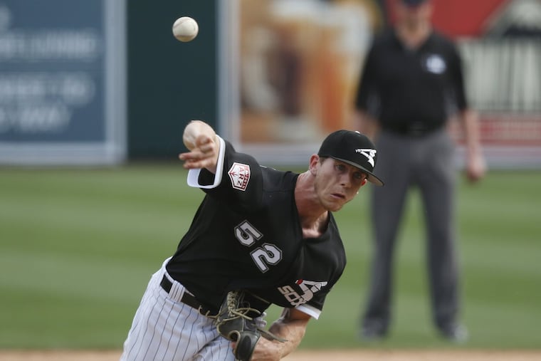 The Phillies claimed right-handed reliever Ian Hamilton off waivers from the Seattle Mariners on Monday.