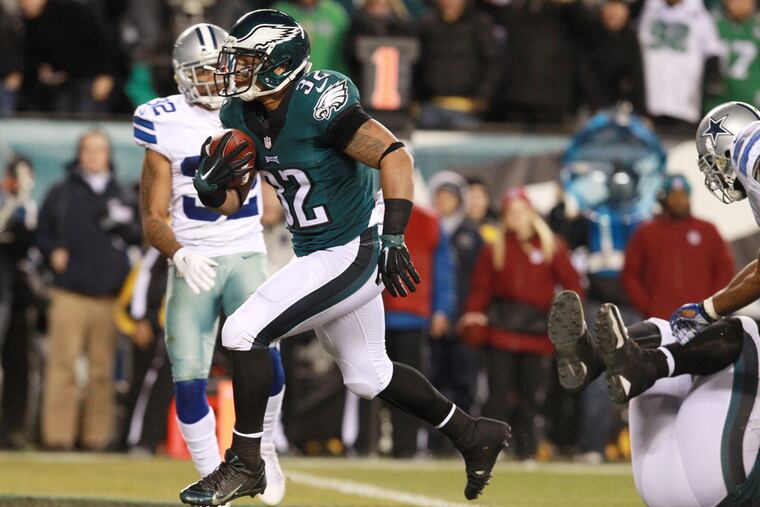 Eagles running back Chris Polk scores a 1-yard touchdown in the third quarter ( Ron Cortes / Staff Photographer )