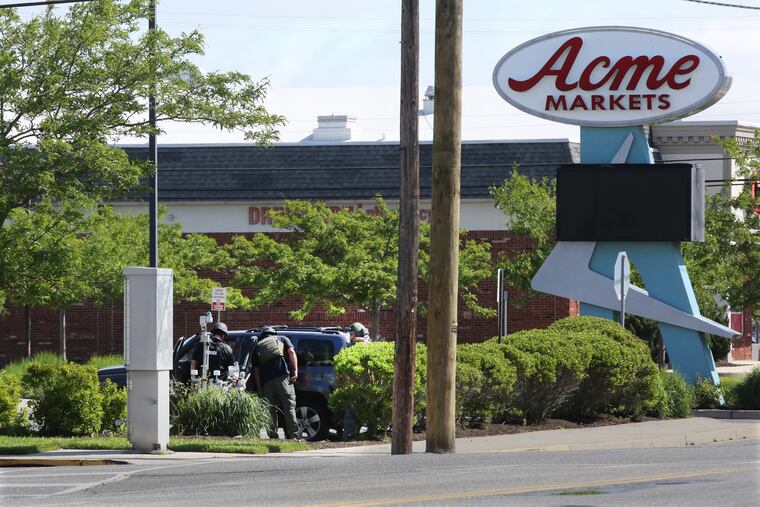 Police investigate a vehicle in the parking lot of the Acme Market, off Park Avenue, in Wildwood Monday morning after a standoff with a man who threatened set off a bombVERNON OGRODNEK / For The Inquirer