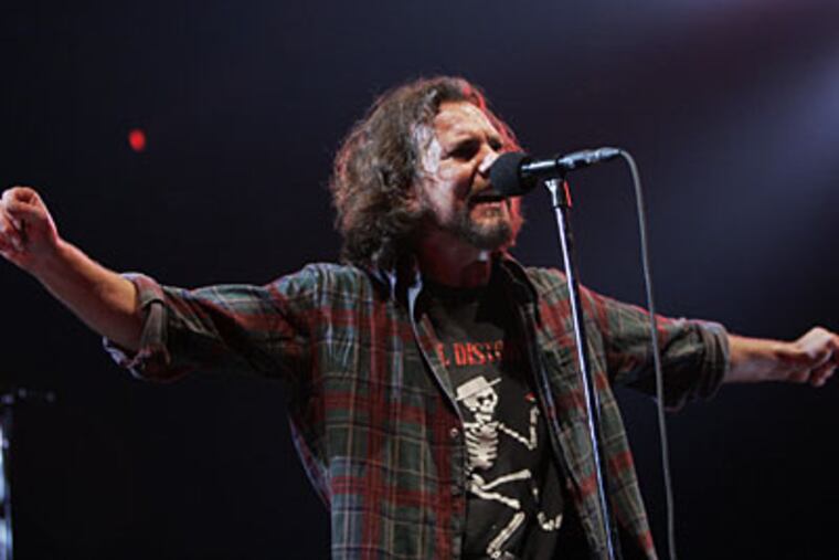 Eddie Vedder and Pearl Jam perform at the Spectrum on Tuesday, October 27, 2009. (Laurence Kesterson / Staff Photographer)