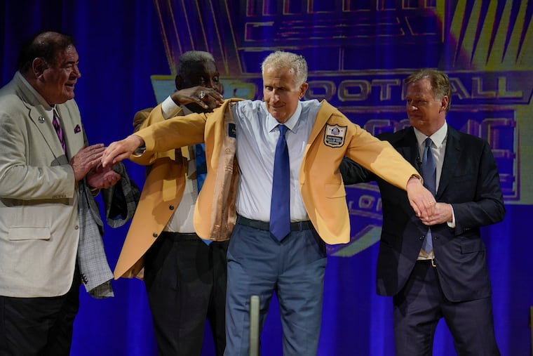 Former NFL commissioner Paul Tagliabue receives his gold jacket as a member of the Pro Football Hall of Fame on Aug. 6, 2021.